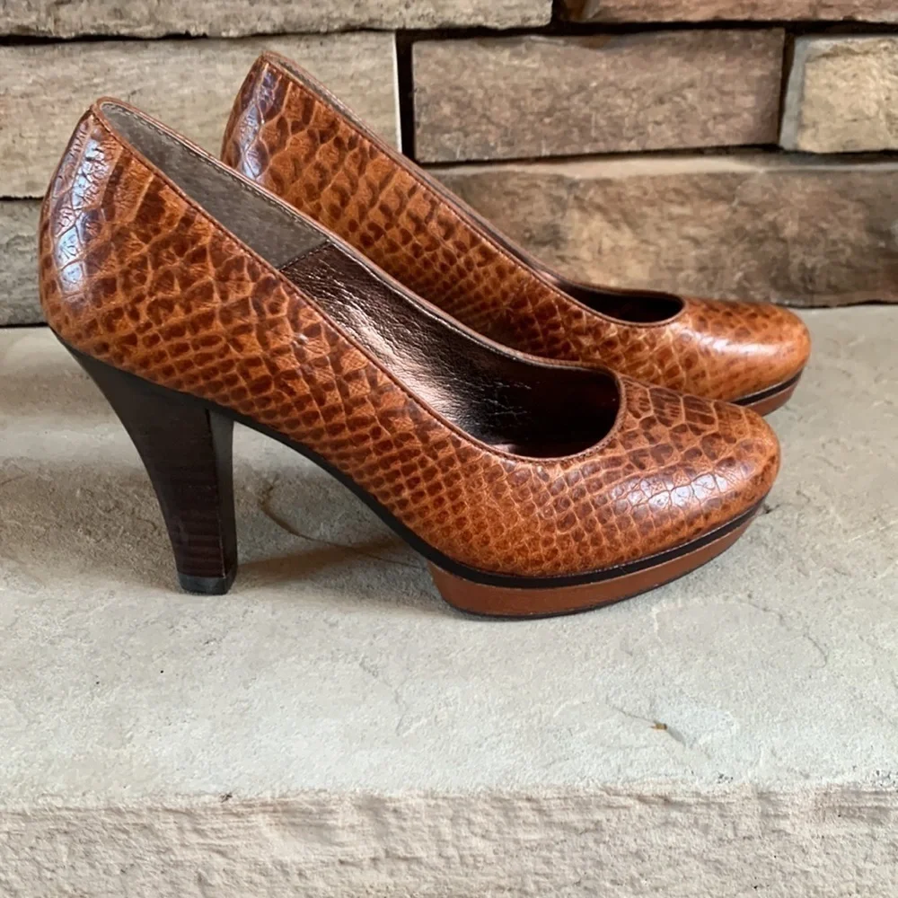 SOFFT size 6 animal print heels